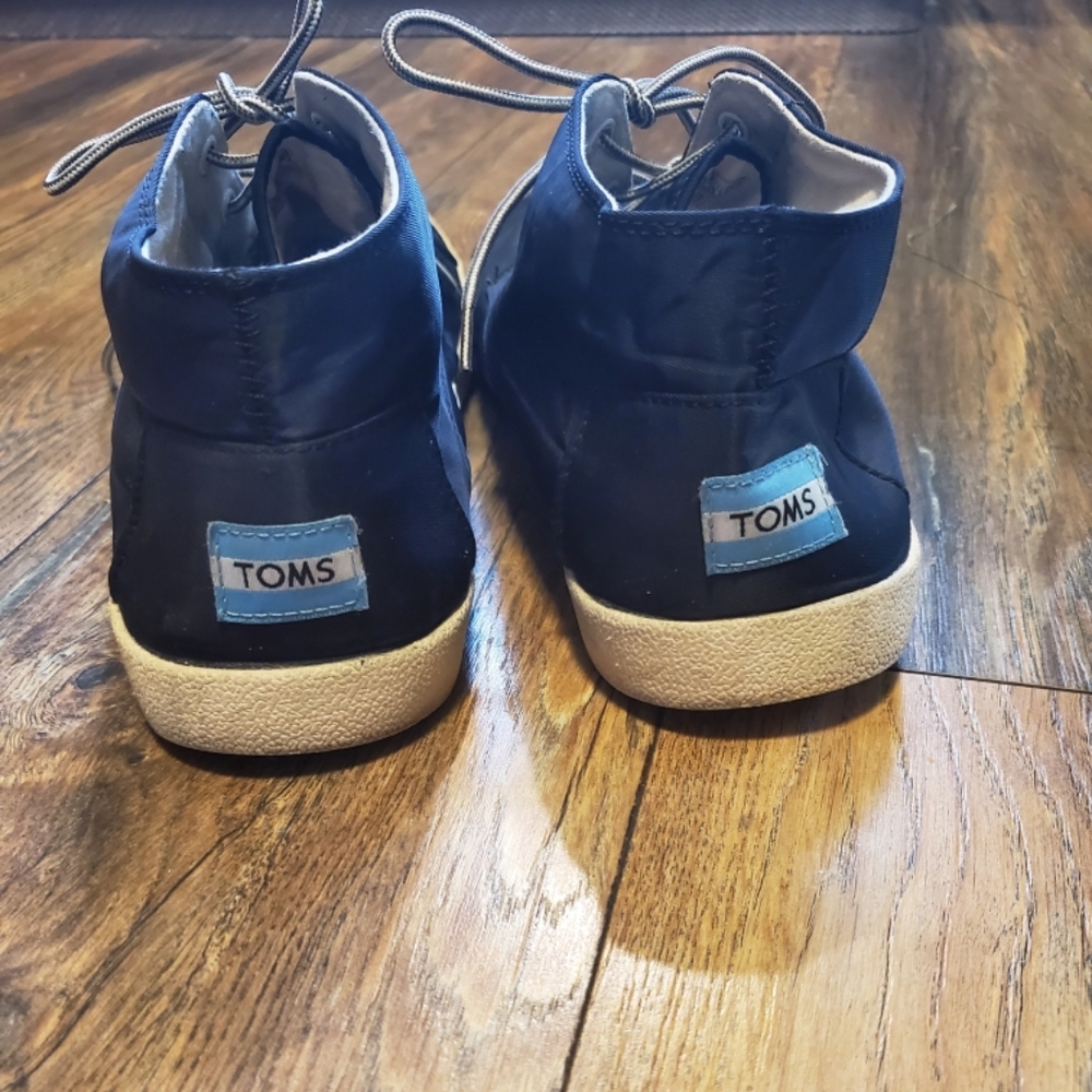 Mens black size 10 hightop Tom's shoes